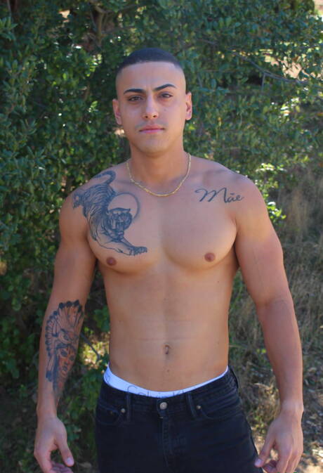 O musculoso asiático Marco mostra um corpo robusto ao ar livre