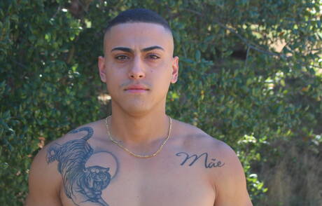 O musculoso asiático Marco mostra um corpo robusto ao ar livre