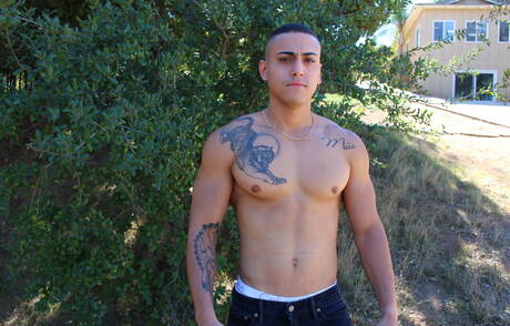 O musculoso asiático Marco mostra um corpo robusto ao ar livre