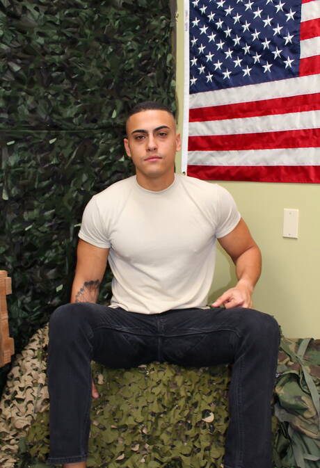 O musculoso asiático Marco mostra um corpo robusto ao ar livre