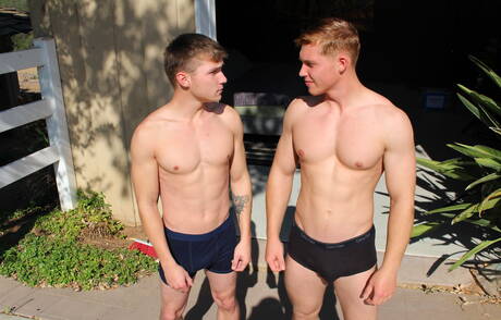 Husky Jake Jordan i amerykański twardziel Elye Black w gorącej akcji ruchania w tyłek na zewnątrz