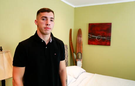 Knappe kerel Dayne Wood poseert naakt