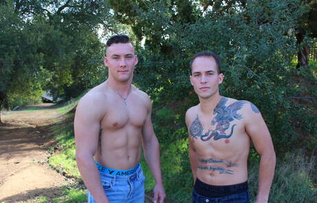 O galã americano Richard Buldger e Jesse Kovac fazem um bom sexo anal ao ar livre