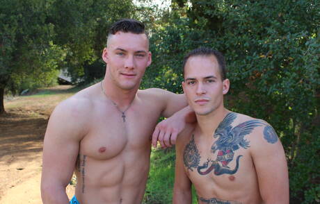 O galã americano Richard Buldger e Jesse Kovac fazem um bom sexo anal ao ar livre