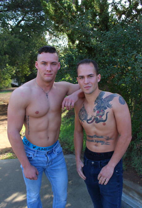 O galã americano Richard Buldger e Jesse Kovac fazem um bom sexo anal ao ar livre