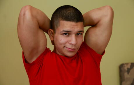 Il muscoloso Liam si masturba