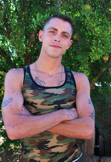 Der junge Kerl Tanner Reed posiert nackt im Freien