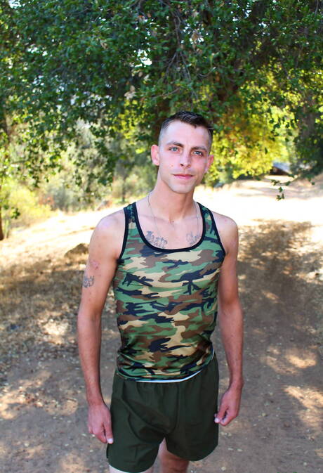 Der junge Kerl Tanner Reed posiert nackt im Freien