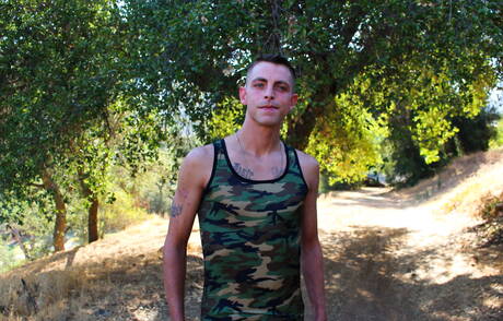 Der junge Kerl Tanner Reed posiert nackt im Freien