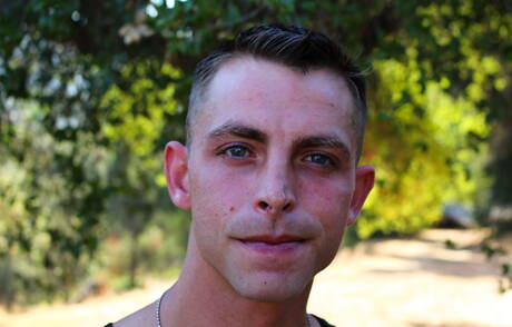 Der junge Kerl Tanner Reed posiert nackt im Freien