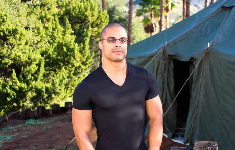 Le taureau latino fort Arlington Jones se déshabille et montre ses fesses serrées à l