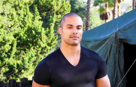 Le taureau latino fort Arlington Jones se déshabille et montre ses fesses serrées à l