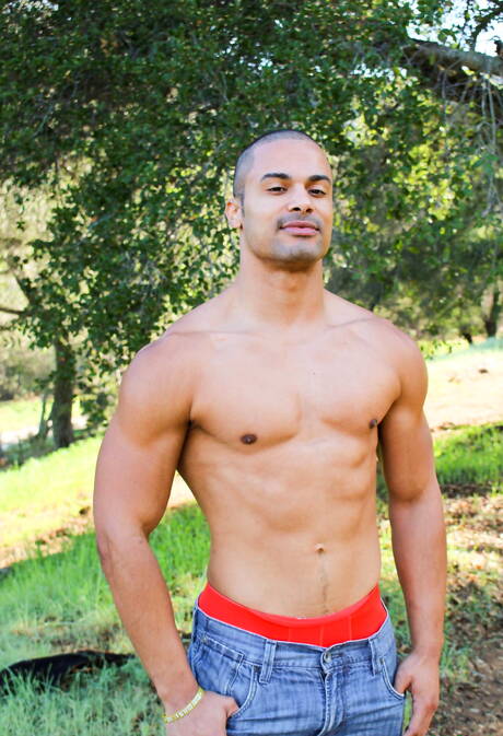 Le taureau latino fort Arlington Jones se déshabille et montre ses fesses serrées à l