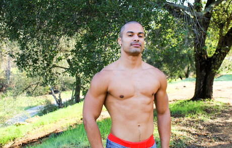 Le taureau latino fort Arlington Jones se déshabille et montre ses fesses serrées à l