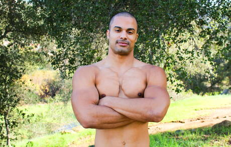 Le taureau latino fort Arlington Jones se déshabille et montre ses fesses serrées à l