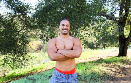 Le taureau latino fort Arlington Jones se déshabille et montre ses fesses serrées à l