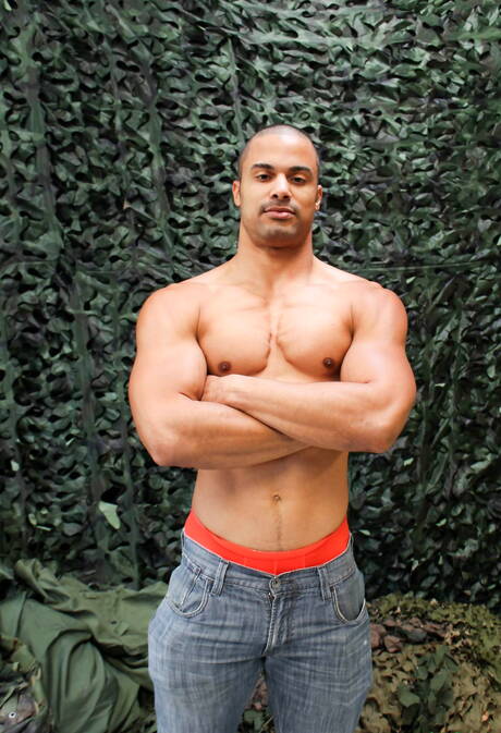 Le taureau latino fort Arlington Jones se déshabille et montre ses fesses serrées à l