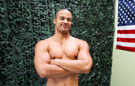 Le taureau latino fort Arlington Jones se déshabille et montre ses fesses serrées à l