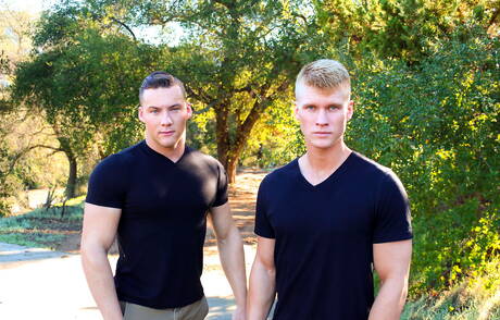 Active Duty: Jesse Kovac i amerykański muskularny Blake Effortley uprawiają miłość na świeżym powietrzu