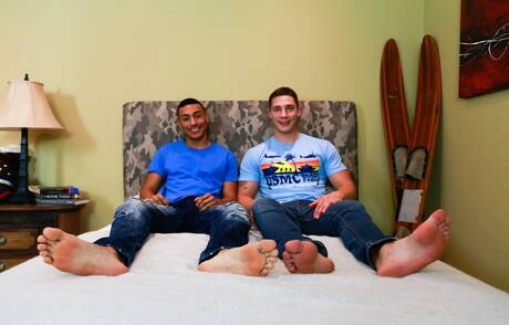 Dwóch amerykańskich facetów, przystojniak Spencer Laval i młody facet Zion Nicholas w scenie ssania penisa