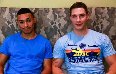 Zwei amerikanische Kerle, der attraktive Spencer Laval und der junge Zion Nicholas, in einer Schwanzlutschszene