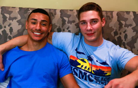 Zwei amerikanische Kerle, der attraktive Spencer Laval und der junge Zion Nicholas, in einer Schwanzlutschszene