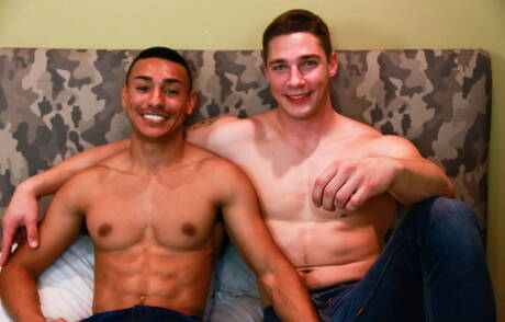 Zwei amerikanische Kerle, der attraktive Spencer Laval und der junge Zion Nicholas, in einer Schwanzlutschszene