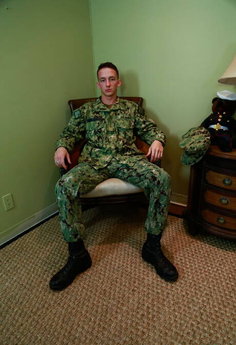 Der sexy Liam Daniels wichst seinen Schwanz