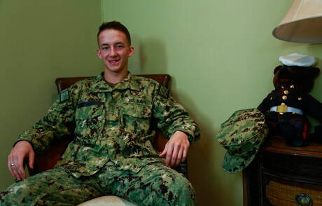 Der sexy Liam Daniels wichst seinen Schwanz