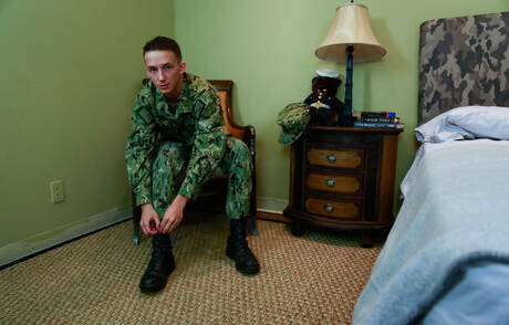 Der sexy Liam Daniels wichst seinen Schwanz