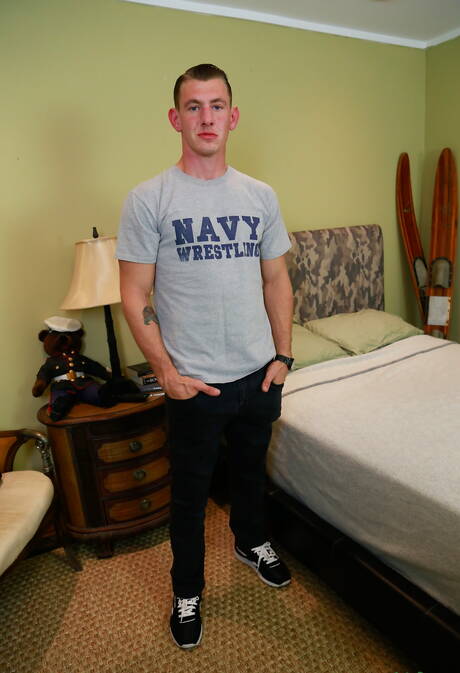 O bem constituído americano Richard Buldger e o musculoso Phoenix River têm uma cena de casal quente