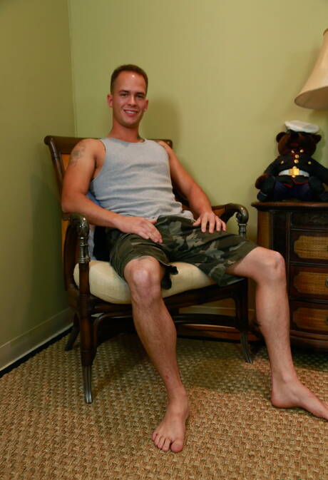 O bem constituído americano Richard Buldger e o musculoso Phoenix River têm uma cena de casal quente