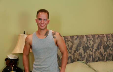 O bem constituído americano Richard Buldger e o musculoso Phoenix River têm uma cena de casal quente