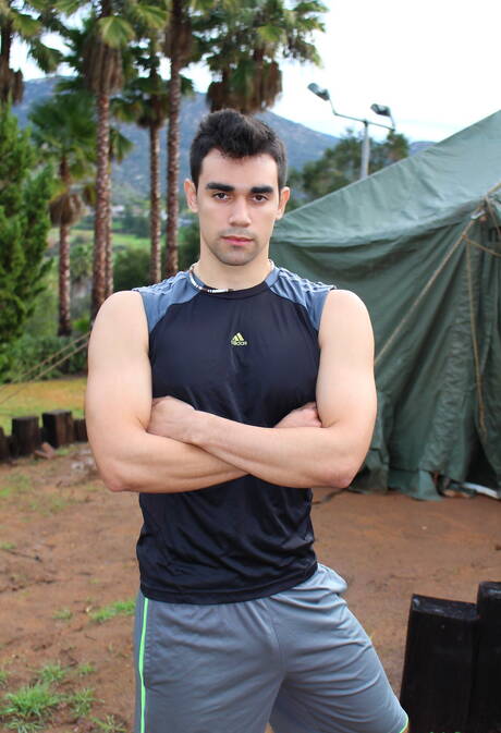 Beefcake Kilo Wolf posiert nackt im Freien