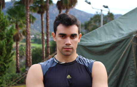 Beefcake Kilo Wolf posiert nackt im Freien