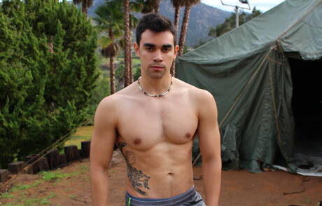 Beefcake Kilo Wolf posiert nackt im Freien