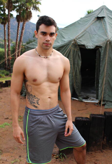 Beefcake Kilo Wolf posiert nackt im Freien