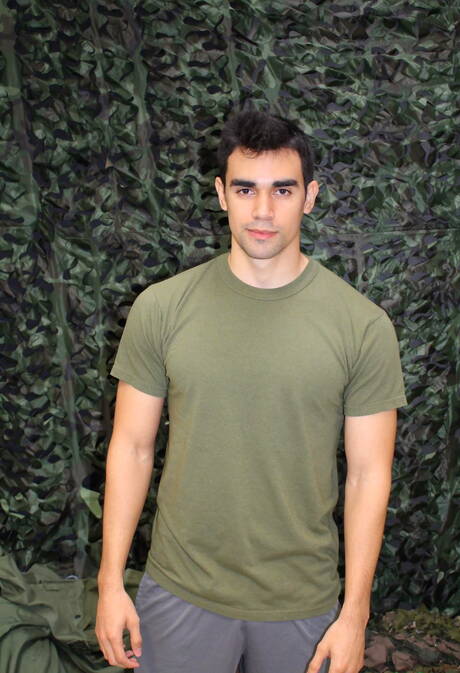 Beefcake Kilo Wolf posiert nackt im Freien