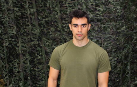 Beefcake Kilo Wolf posiert nackt im Freien