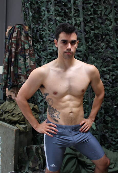 Beefcake Kilo Wolf posiert nackt im Freien