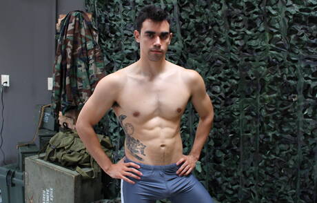 Beefcake Kilo Wolf posiert nackt im Freien