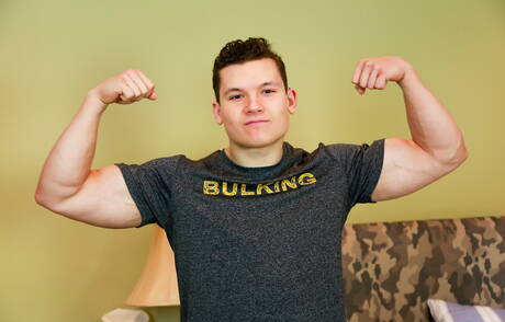 Der muskulöse Alexander Maximus posiert nackt und zeigt einen schönen Hintern unter der heißen Dusche