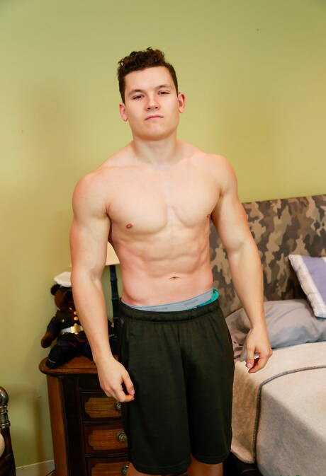 Der muskulöse Alexander Maximus posiert nackt und zeigt einen schönen Hintern unter der heißen Dusche