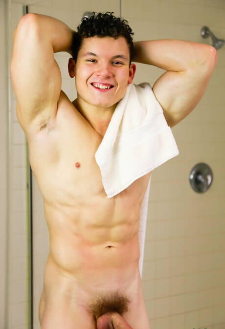Der muskulöse Alexander Maximus posiert nackt und zeigt einen schönen Hintern unter der heißen Dusche