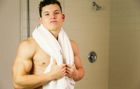 Der muskulöse Alexander Maximus posiert nackt und zeigt einen schönen Hintern unter der heißen Dusche