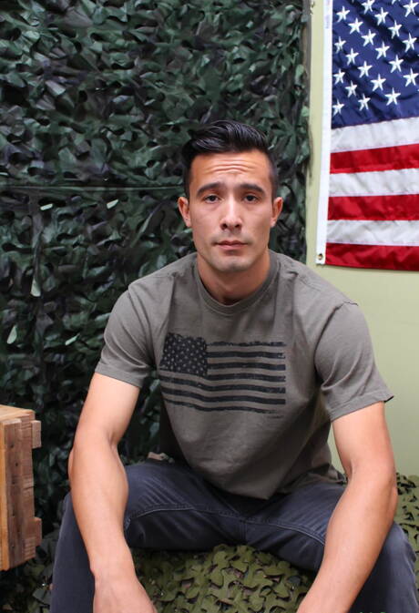 帥哥Jay Luna在戶外秀出性感身材