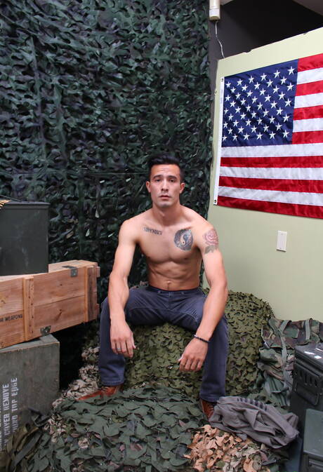 帥哥Jay Luna在戶外秀出性感身材