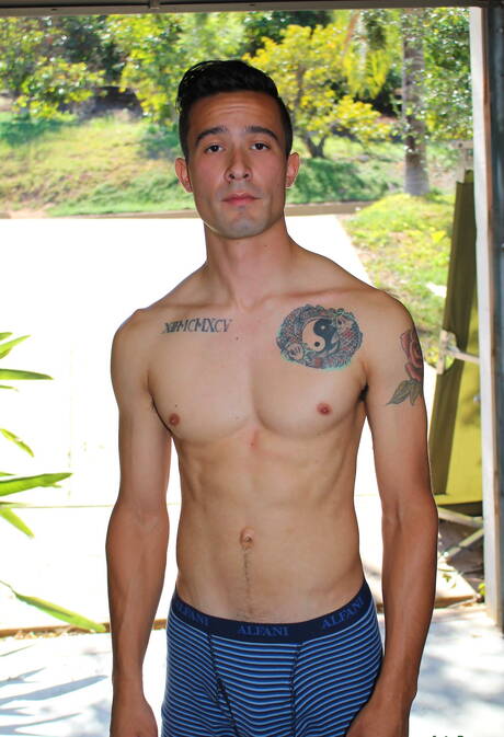帥哥Jay Luna在戶外秀出性感身材