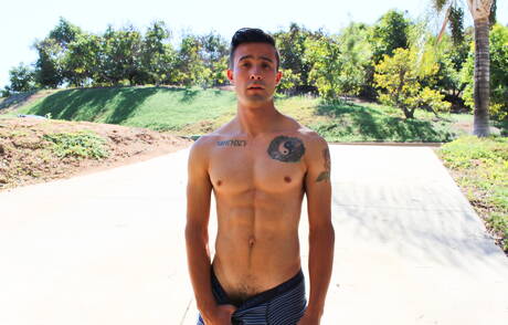 帥哥Jay Luna在戶外秀出性感身材