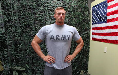 Fajnie Ivan D masturbuje się na zewnątrz